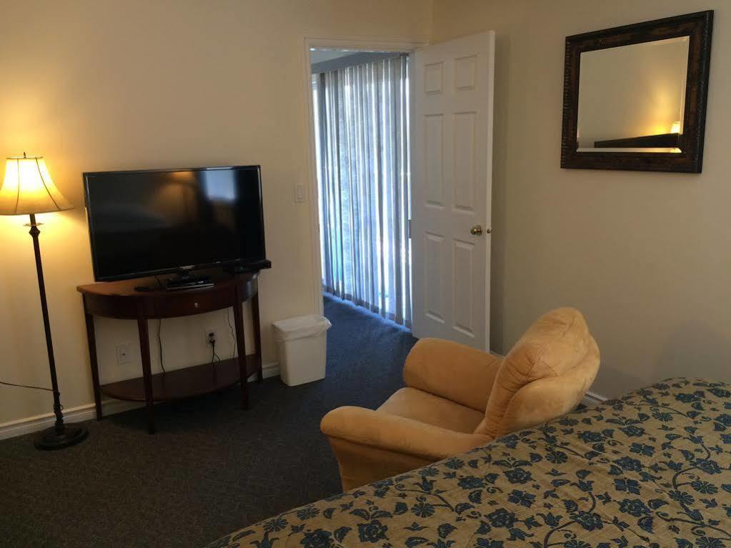 Acker Vacation Rentals Kelowna Bagian luar foto