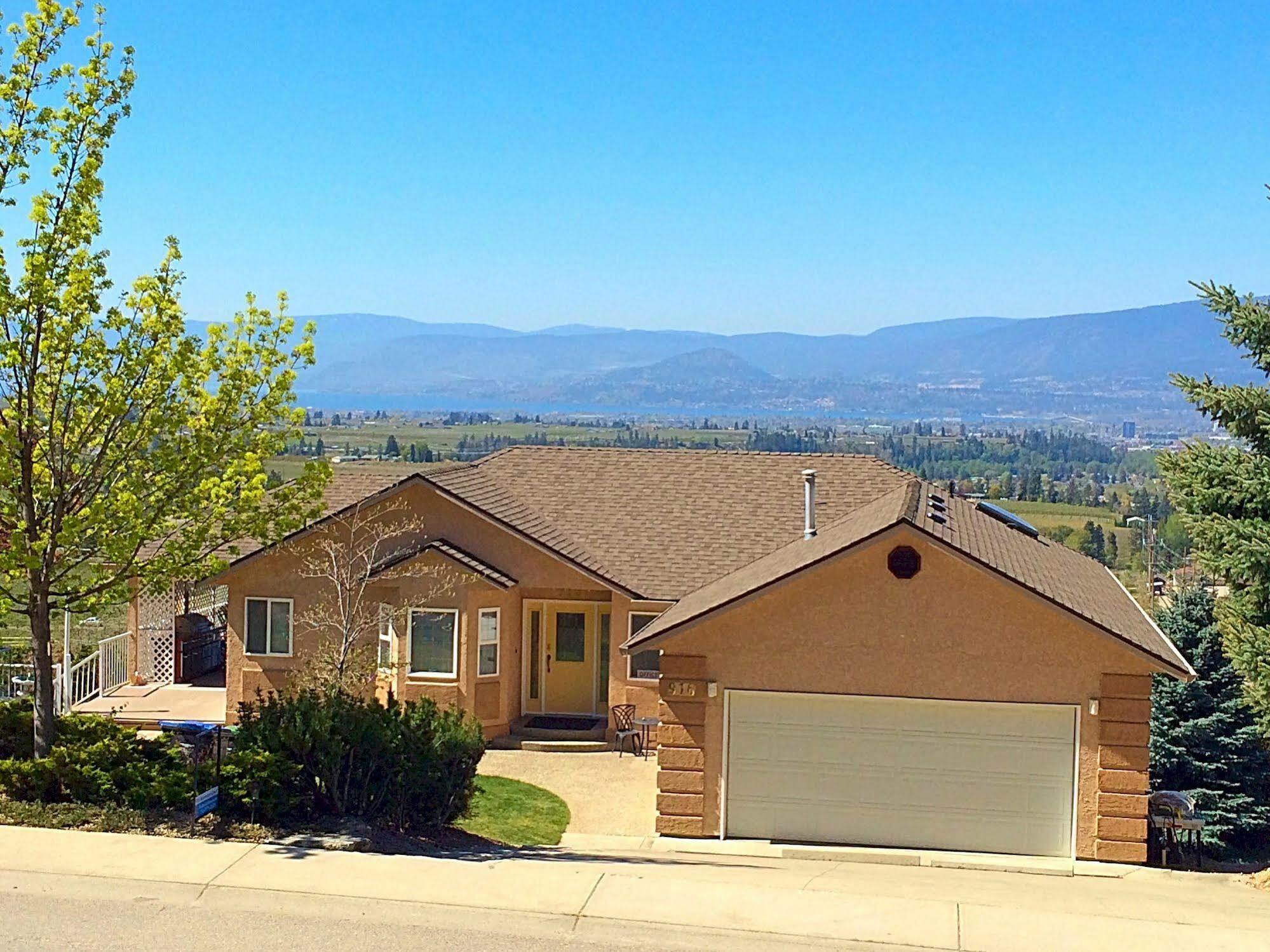 Acker Vacation Rentals Kelowna Bagian luar foto