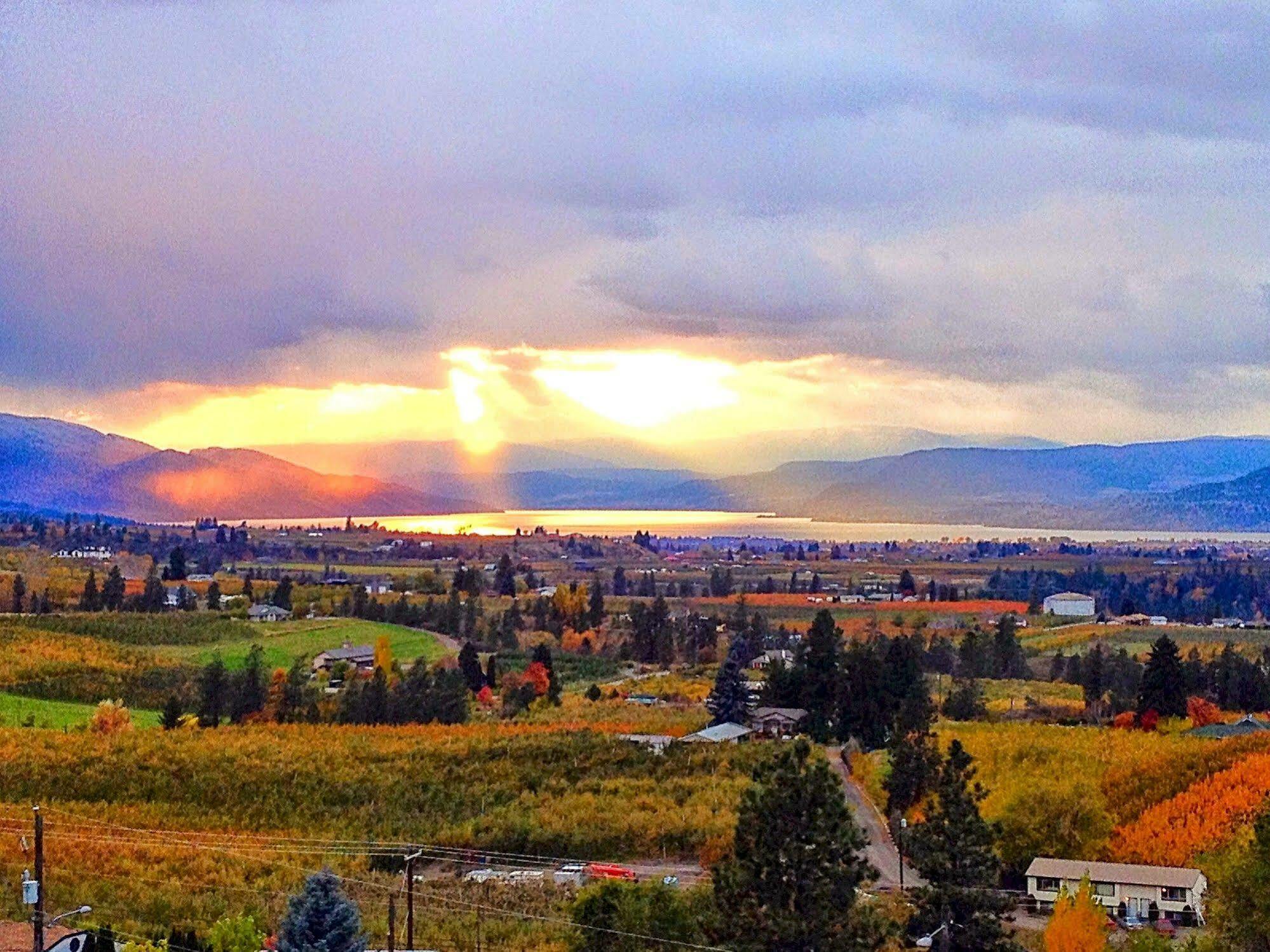 Acker Vacation Rentals Kelowna Bagian luar foto
