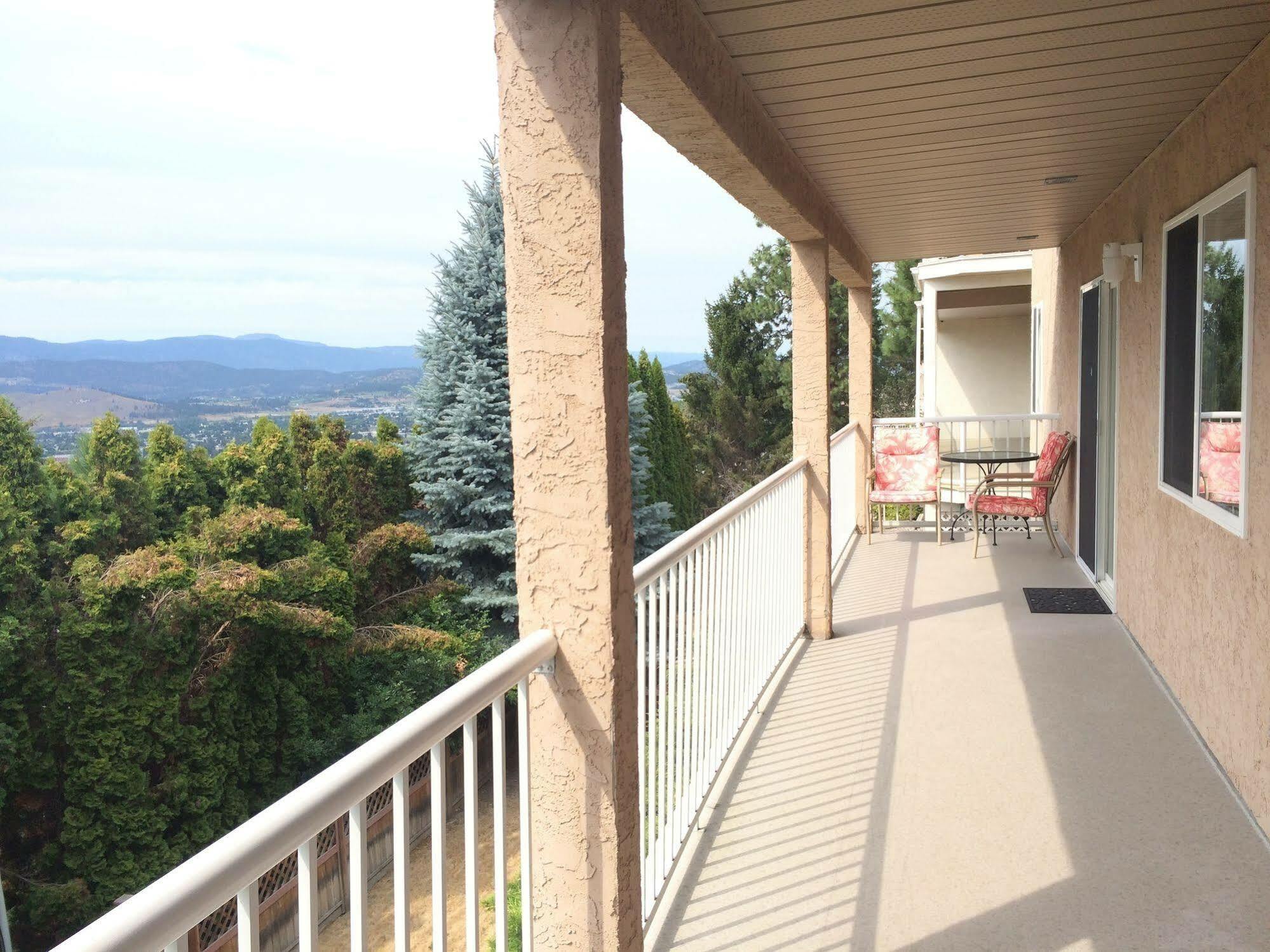 Acker Vacation Rentals Kelowna Bagian luar foto