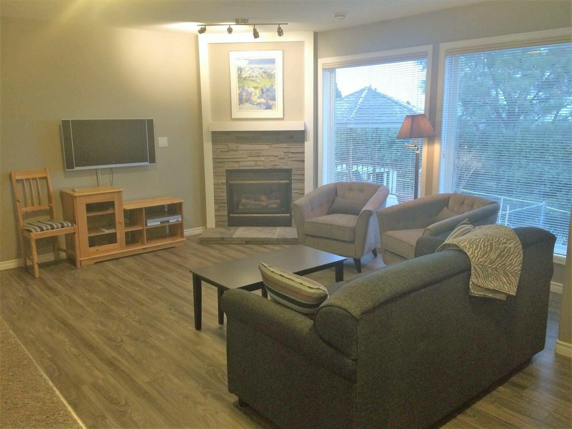 Acker Vacation Rentals Kelowna Bagian luar foto