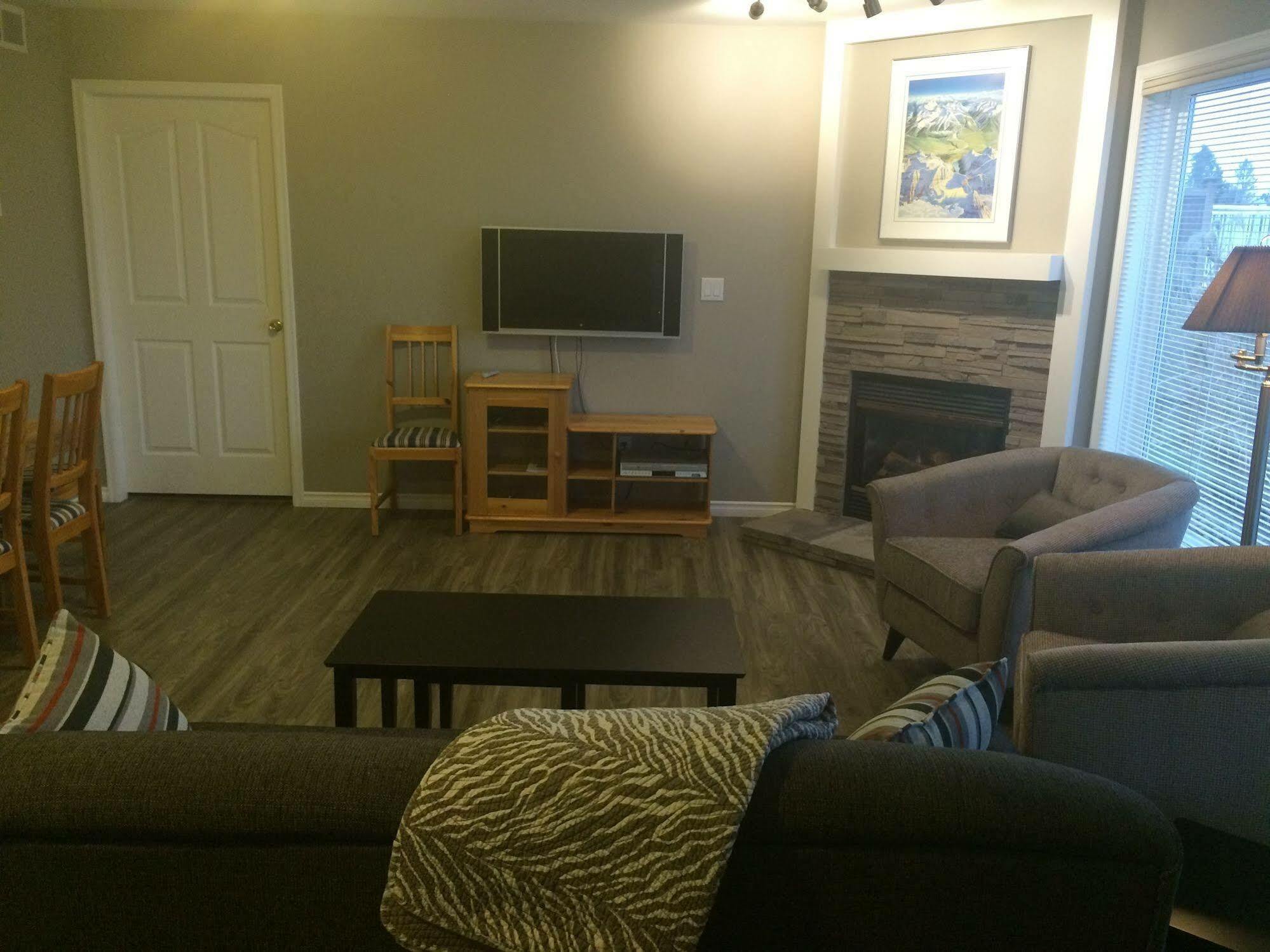 Acker Vacation Rentals Kelowna Bagian luar foto