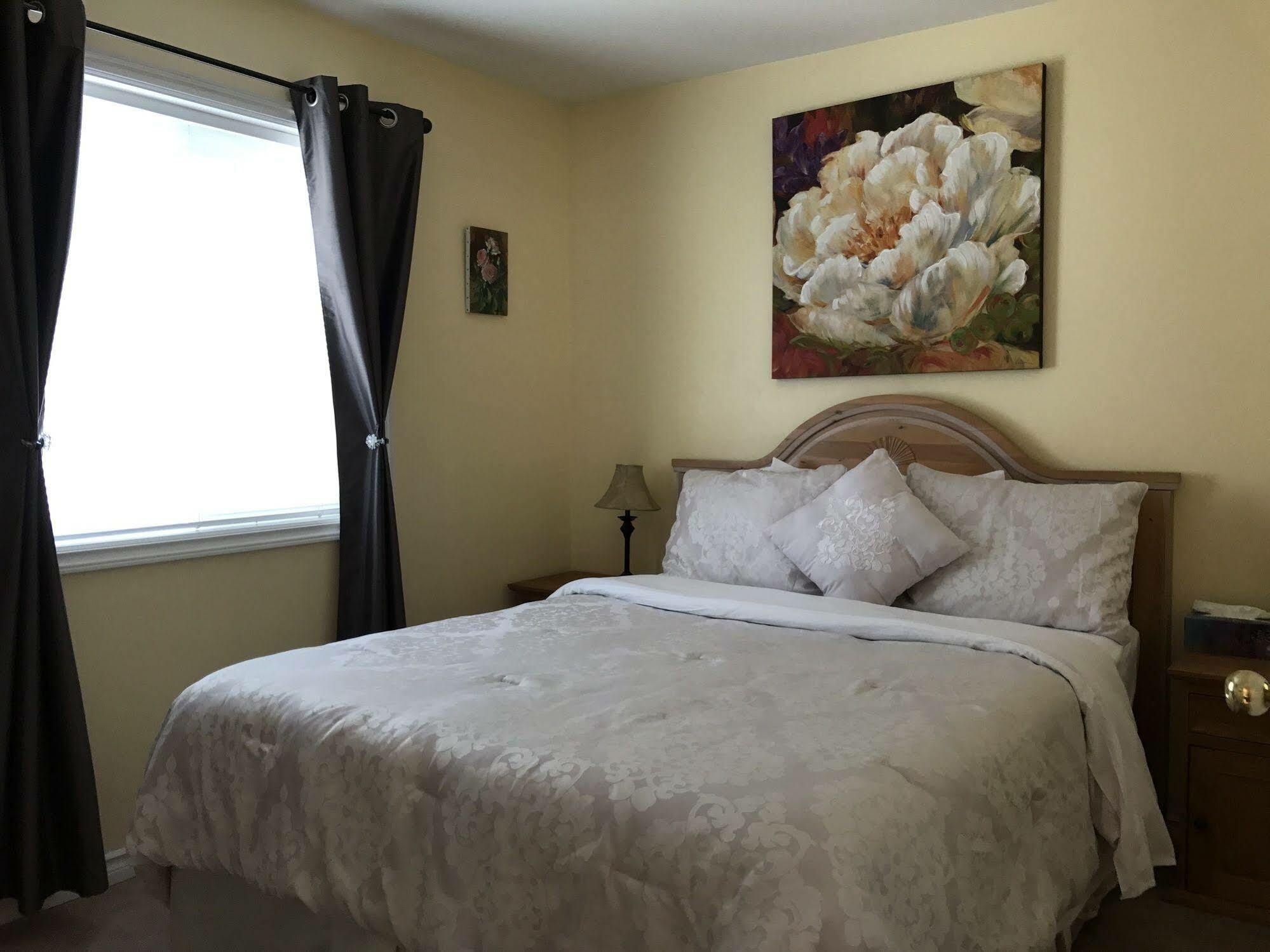 Acker Vacation Rentals Kelowna Bagian luar foto