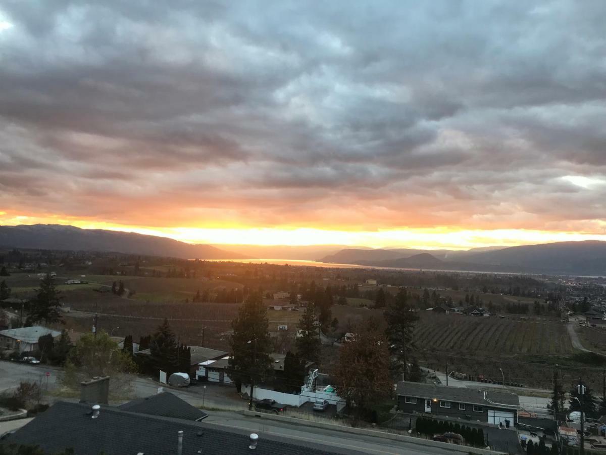 Acker Vacation Rentals Kelowna Bagian luar foto